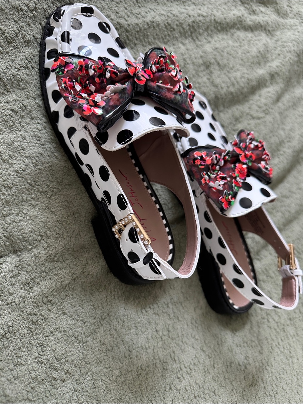 Betsey Johnson White Black Polka Dot Slingback Sandals with Red Floral Bow - Picture 4 of 6